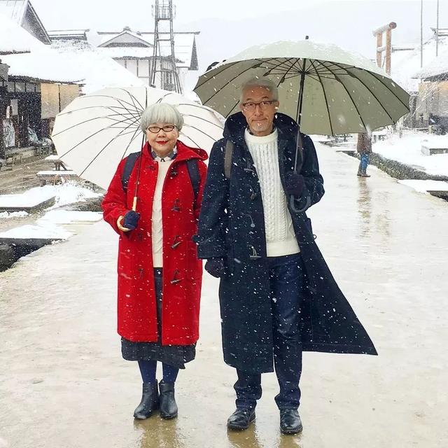 六旬夫婦相愛38年天天情侶裝！76萬粉絲大嘆最美愛情：「從青絲到白髮，一生一人」