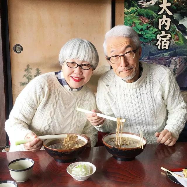 六旬夫婦相愛38年天天情侶裝！76萬粉絲大嘆最美愛情：「從青絲到白髮，一生一人」