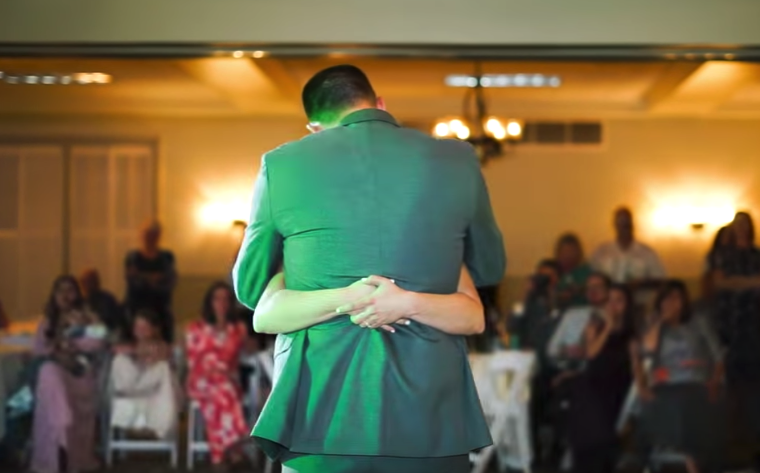 5位哥哥「代替離開3年父親」和新娘跳父女之舞　音樂一放「爸爸真的出現了」妹妹瞬間潰堤