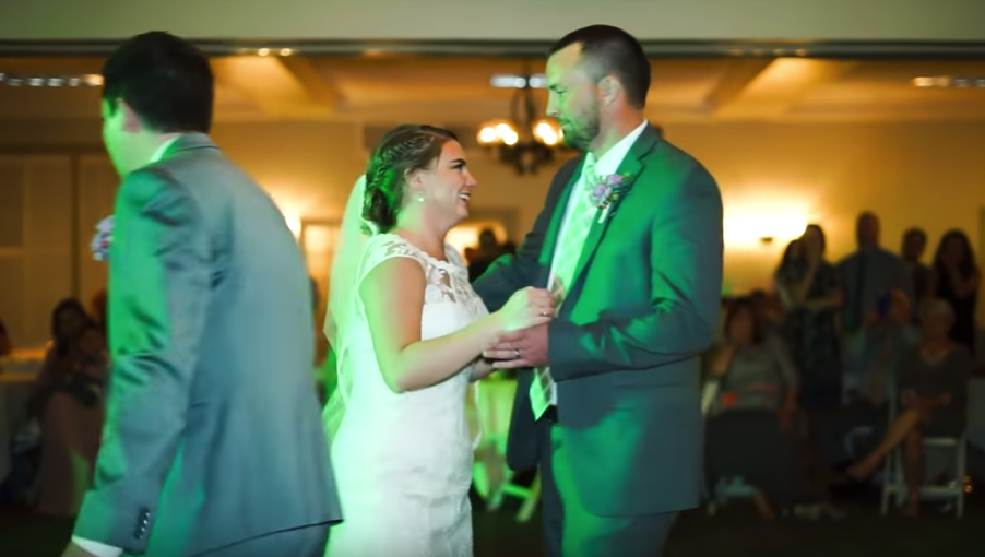 5位哥哥「代替離開3年父親」和新娘跳父女之舞　音樂一放「爸爸真的出現了」妹妹瞬間潰堤