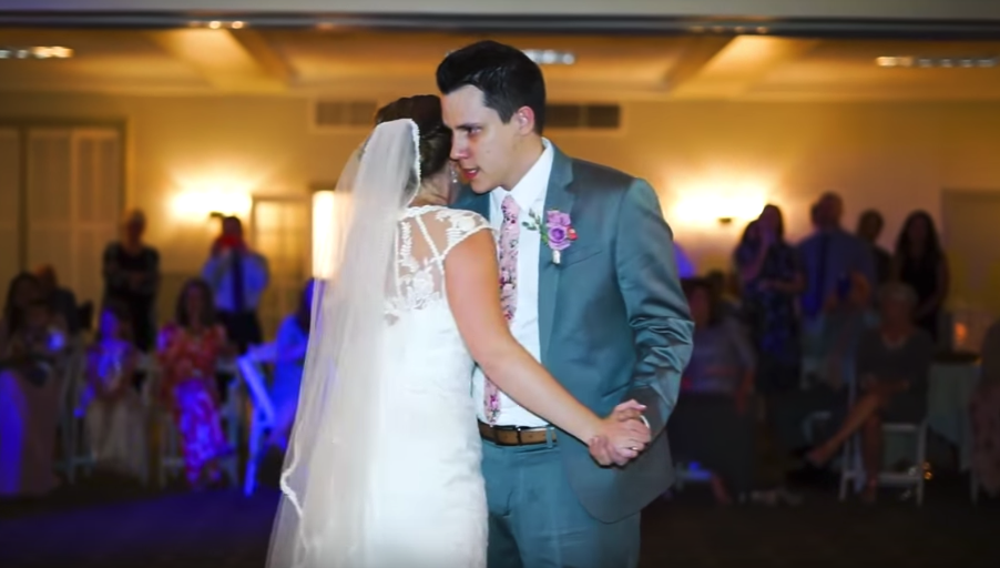 5位哥哥「代替離開3年父親」和新娘跳父女之舞　音樂一放「爸爸真的出現了」妹妹瞬間潰堤