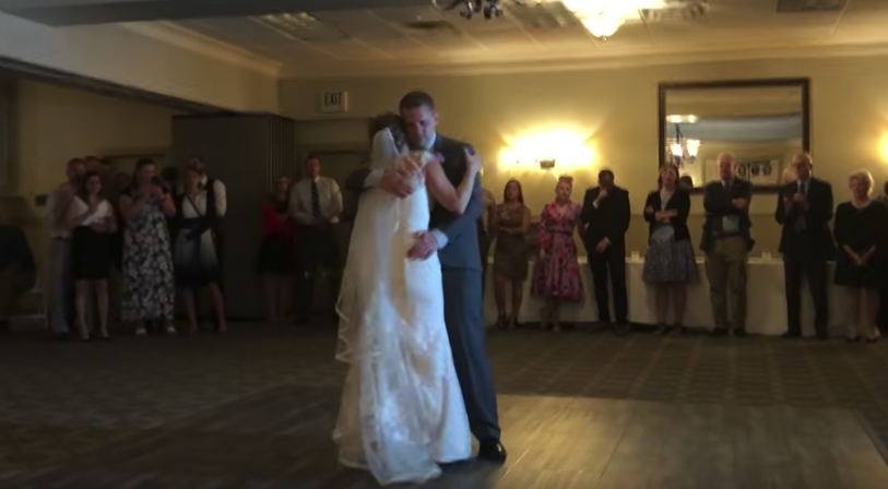 5位哥哥「代替離開3年父親」和新娘跳父女之舞　音樂一放「爸爸真的出現了」妹妹瞬間潰堤