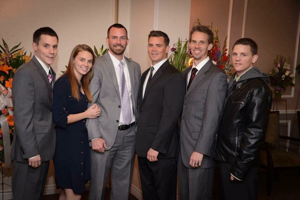 5位哥哥「代替離開3年父親」和新娘跳父女之舞　音樂一放「爸爸真的出現了」妹妹瞬間潰堤