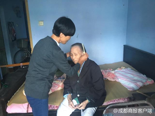 堅守6年！65歲大媽自願照顧「90歲患病鄰居」　只因「他」一句臨終託付