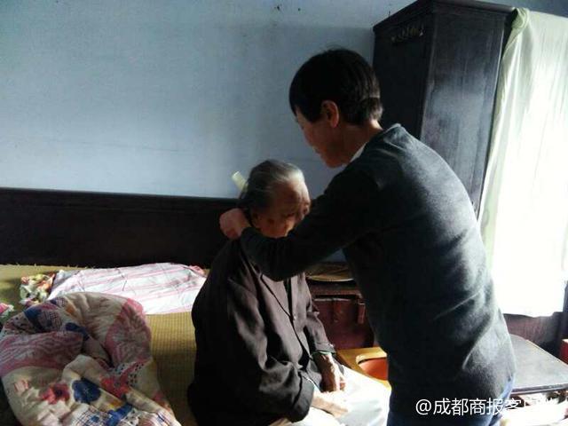 堅守6年！65歲大媽自願照顧「90歲患病鄰居」　只因「他」一句臨終託付
