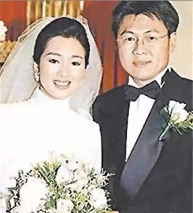 53歲鞏俐只戀愛不結婚：張藝謀不想給的，她也沒再問別人要