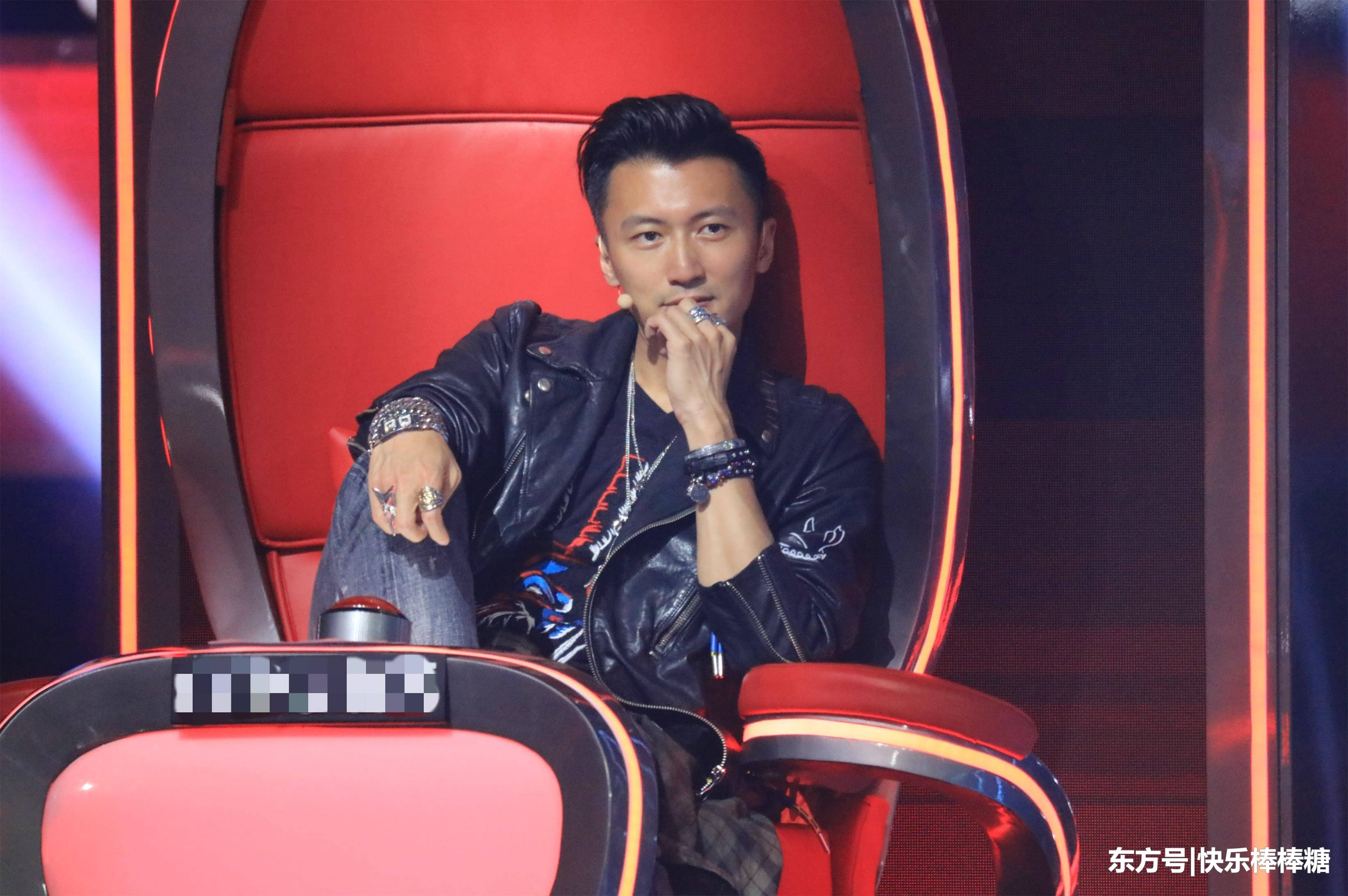 終於團圓！謝霆鋒低調「和張柏芝同遊」　摟11歲帥兒「眼裡滿滿父親驕傲」笑起來就像複製人