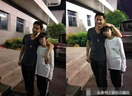 終於團圓！謝霆鋒低調「和張柏芝同遊」　摟11歲帥兒「眼裡滿滿父親驕傲」笑起來就像複製人