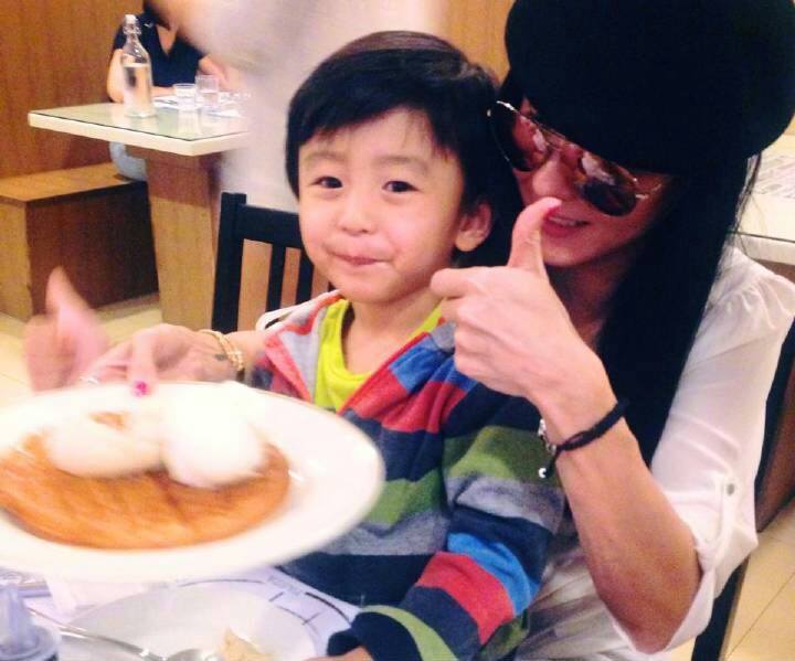 終於團圓！謝霆鋒低調「和張柏芝同遊」　摟11歲帥兒「眼裡滿滿父親驕傲」笑起來就像複製人