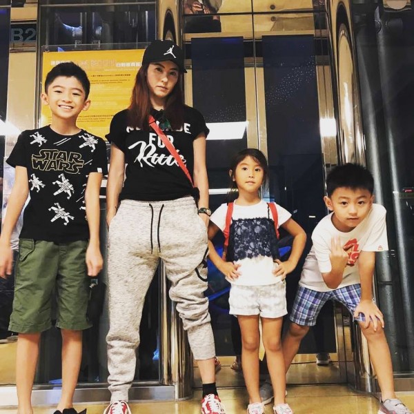 終於團圓！謝霆鋒低調「和張柏芝同遊」　摟11歲帥兒「眼裡滿滿父親驕傲」笑起來就像複製人