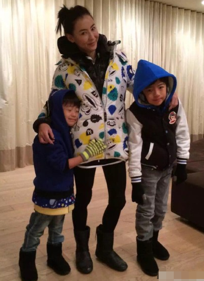 終於團圓！謝霆鋒低調「和張柏芝同遊」　摟11歲帥兒「眼裡滿滿父親驕傲」笑起來就像複製人