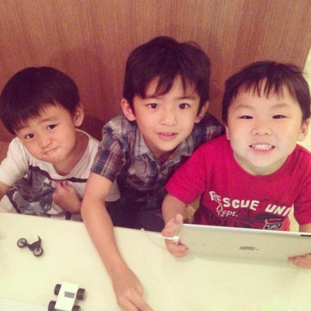 終於團圓！謝霆鋒低調「和張柏芝同遊」　摟11歲帥兒「眼裡滿滿父親驕傲」笑起來就像複製人