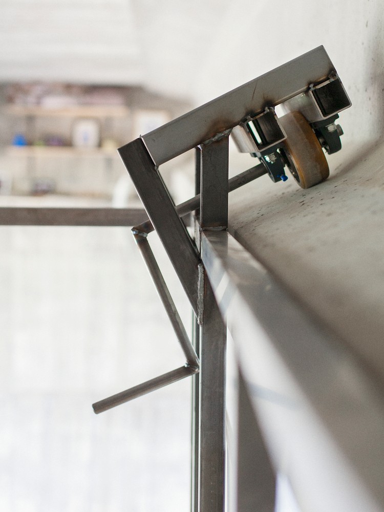 他偷偷在橋下「打造空中移動城堡」！無師自通「用木板＋輪子→豪宅級小窩」驚艷全網