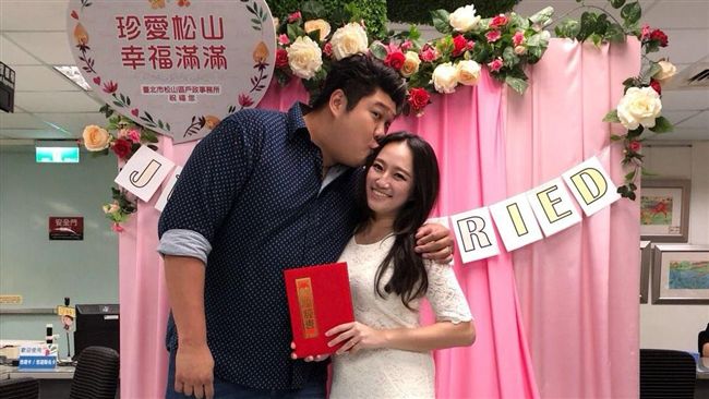 哈孝遠當爸了!才結婚1個月「宣布達陣成功」 甜曬老婆「不科學孕肚合照」被虧:你下個月臨盆?