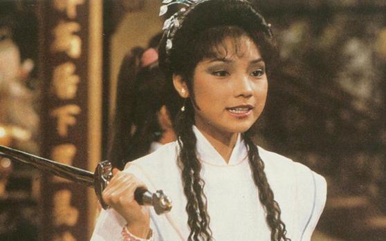 當年並稱五美！28歲嫁給同為演員的丈夫「被寵成公主」　如今56歲和女兒站一起神似姐妹！