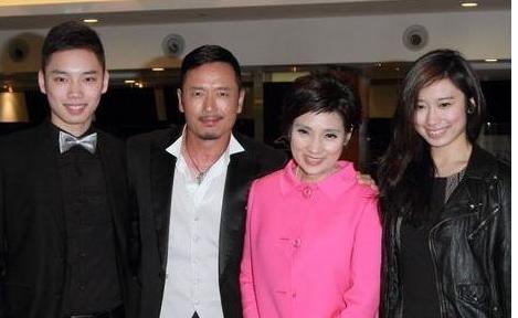 當年並稱五美！28歲嫁給同為演員的丈夫「被寵成公主」　如今56歲和女兒站一起神似姐妹！