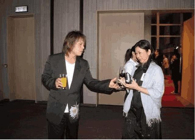 伍佰獨寵「大他5歲經紀人老婆」整整26年　「一生無子」卻不減夫妻恩愛感情！