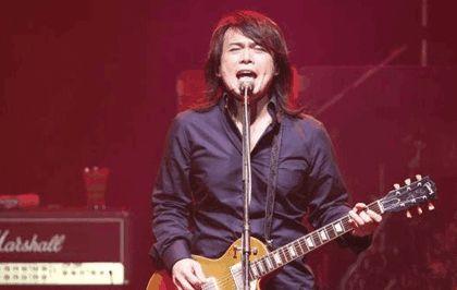 伍佰獨寵「大他5歲經紀人老婆」整整26年　「一生無子」卻不減夫妻恩愛感情！