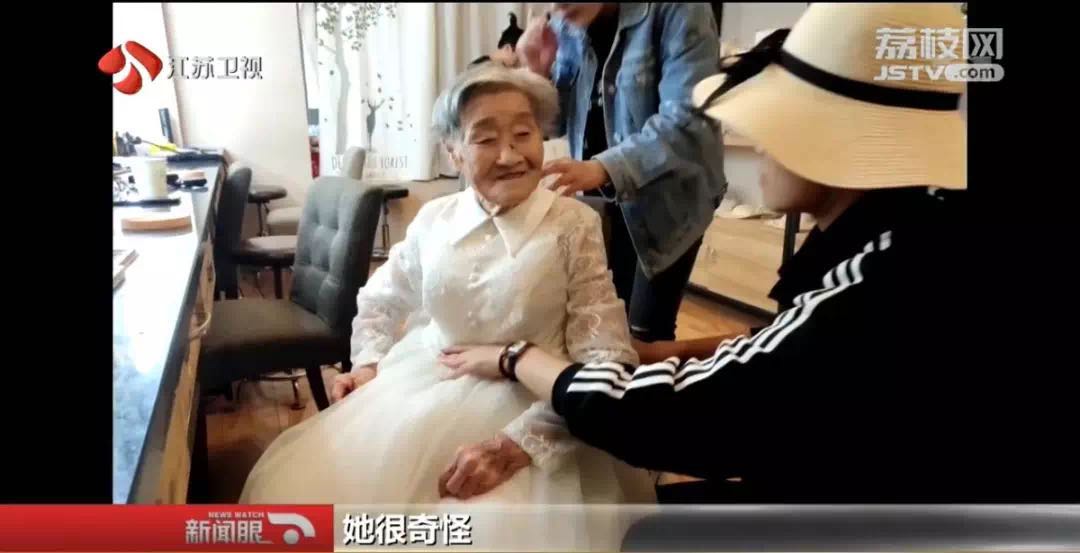 時光流轉愛不變！孫女「反串」陪96歲奶奶拍婚紗照  一句「我來當爺爺」暖哭萬人