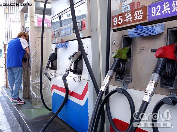 開車加500！工讀生恍神…1800加好加滿 　車主問這一句「同事神救援」最後讓他笑著離開！
