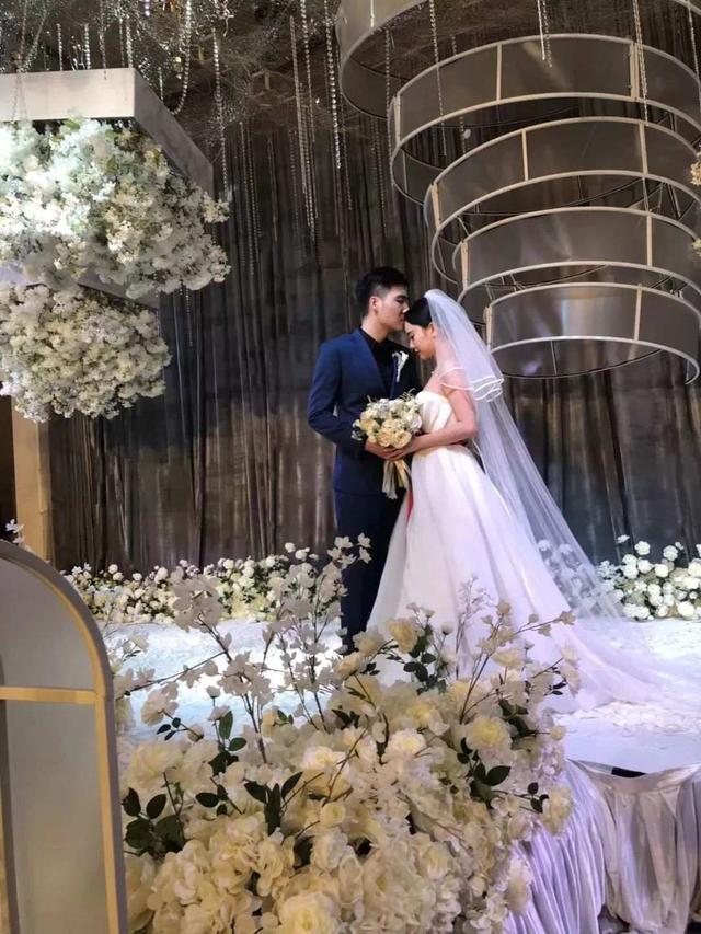 劫後餘生第一件事就是娶妳！男救3人「先讓女友上救生船」自己被沖走   漂15小時奇蹟發生