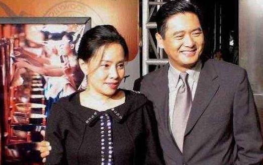 「從最初不結婚到後來主動求婚」周潤發妻子甜笑：當年追了他兩年，他還說不一定娶我！