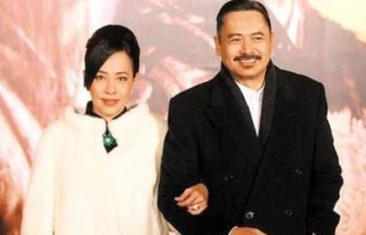 「從最初不結婚到後來主動求婚」周潤發妻子甜笑：當年追了他兩年，他還說不一定娶我！