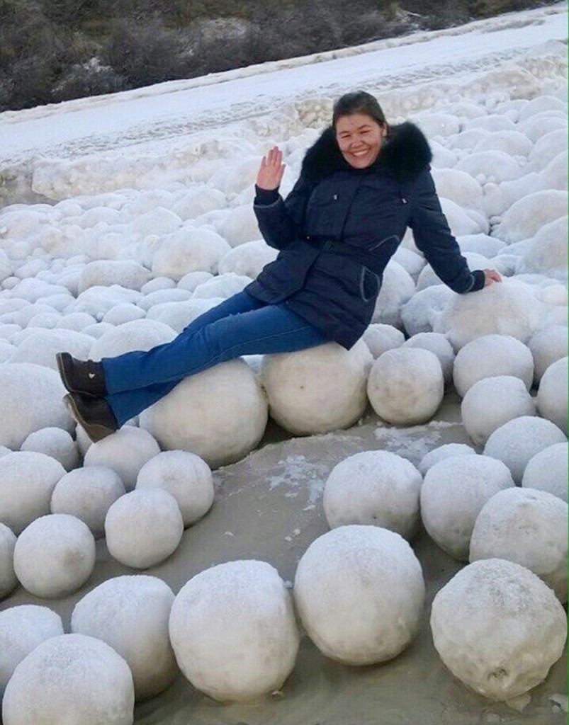 海灘驚現「一大片天然雪白巨球」居民樂歪搶合照！專家一看嚇歪：事情大條了