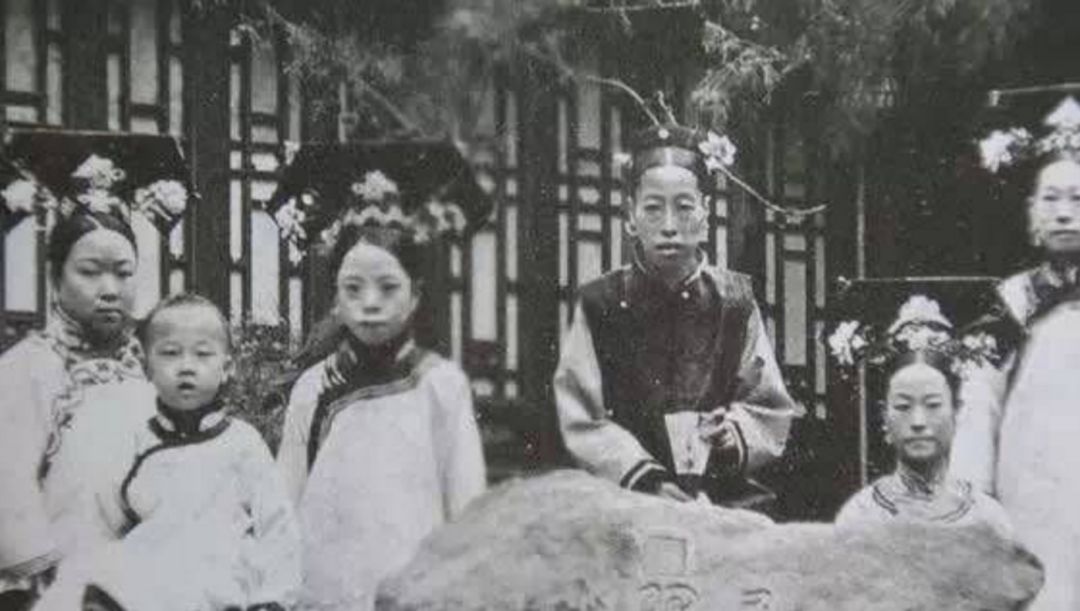  說好的美如天仙呢？皇帝後宮三千佳麗的「素顏照」被挖出　全天下男子「都掩面替皇上難過」：真不容易