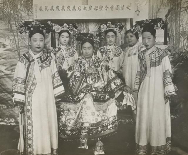  說好的美如天仙呢？皇帝後宮三千佳麗的「素顏照」被挖出　全天下男子「都掩面替皇上難過」：真不容易