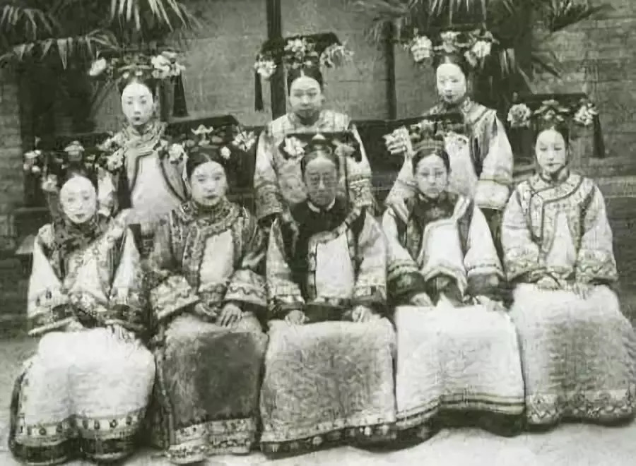  說好的美如天仙呢？皇帝後宮三千佳麗的「素顏照」被挖出　全天下男子「都掩面替皇上難過」：真不容易