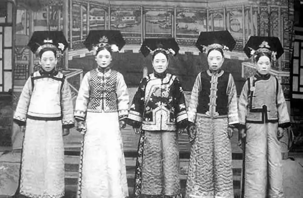  說好的美如天仙呢？皇帝後宮三千佳麗的「素顏照」被挖出　全天下男子「都掩面替皇上難過」：真不容易