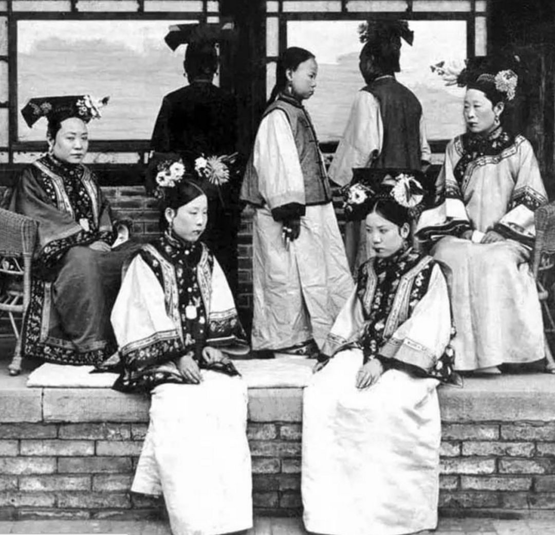  說好的美如天仙呢？皇帝後宮三千佳麗的「素顏照」被挖出　全天下男子「都掩面替皇上難過」：真不容易