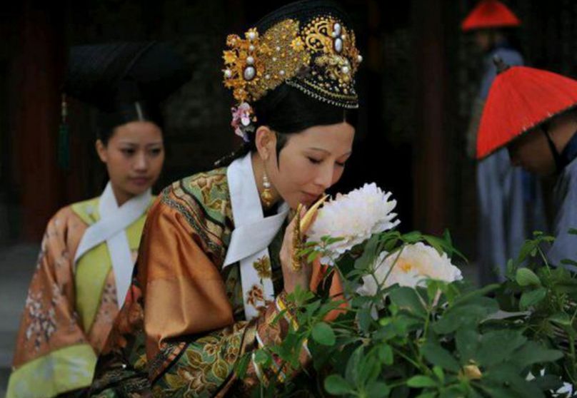  說好的美如天仙呢？皇帝後宮三千佳麗的「素顏照」被挖出　全天下男子「都掩面替皇上難過」：真不容易