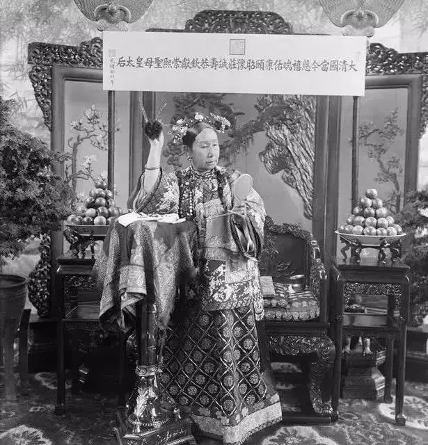  說好的美如天仙呢？皇帝後宮三千佳麗的「素顏照」被挖出　全天下男子「都掩面替皇上難過」：真不容易
