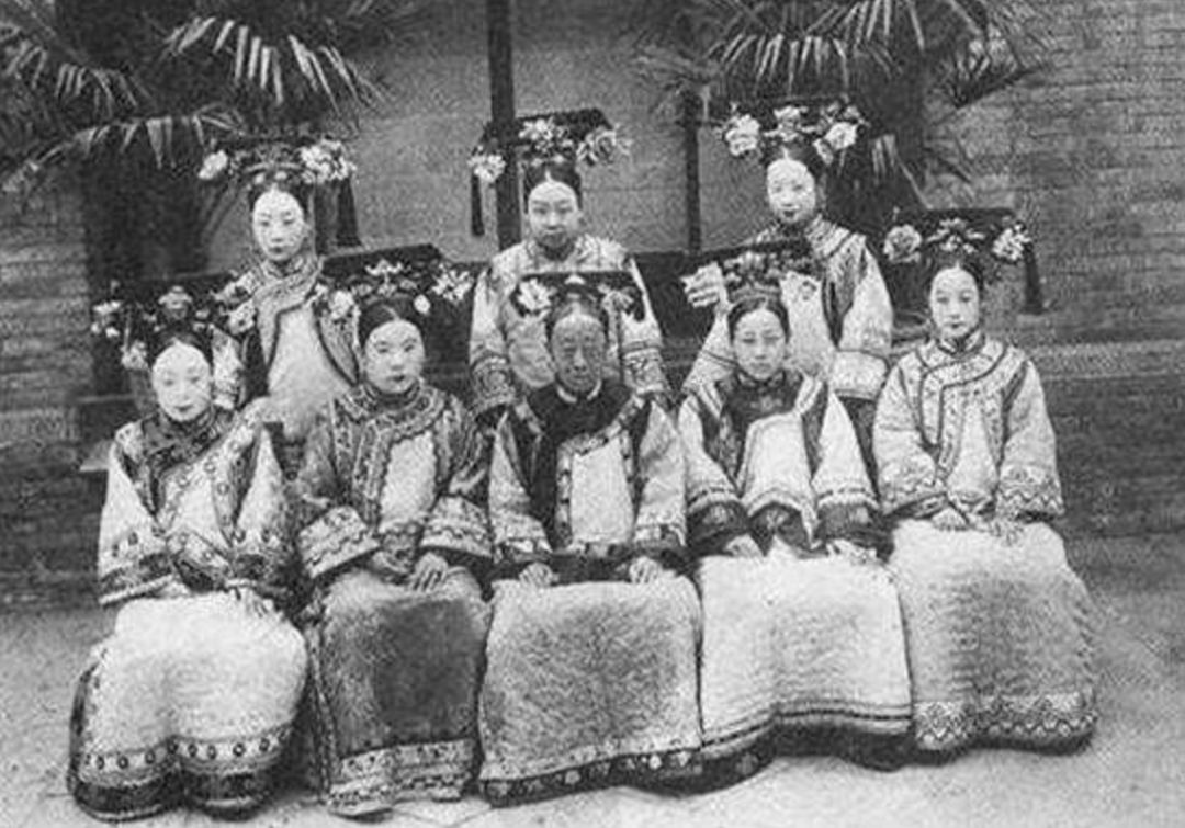  說好的美如天仙呢？皇帝後宮三千佳麗的「素顏照」被挖出　全天下男子「都掩面替皇上難過」：真不容易