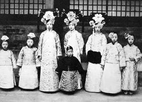  說好的美如天仙呢？皇帝後宮三千佳麗的「素顏照」被挖出　全天下男子「都掩面替皇上難過」：真不容易