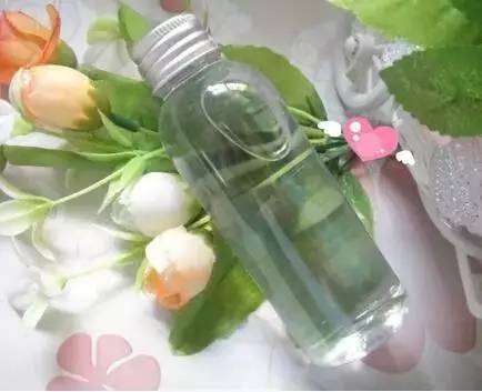 真沒想到「一瓶白醋」竟然還很實用！45歲阿姨只用了7天「皮膚變得白嫩細膩」