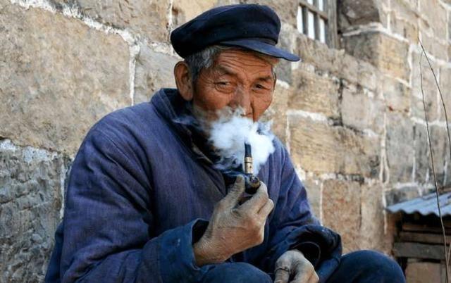 老人拾荒被傷「女子好心墊錢送醫」！2年後失業卻收到幾10萬元