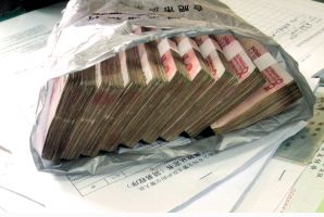 老人拾荒被傷「女子好心墊錢送醫」！2年後失業卻收到幾10萬元