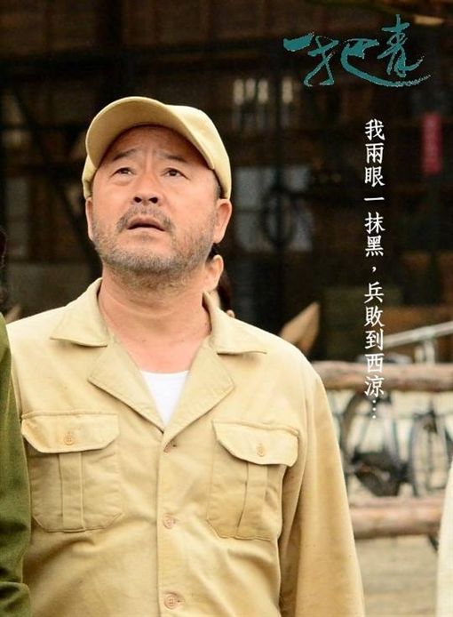 61歲班鐵翔「老婆長相曝光」被狂讚好美！補辦婚禮送上「2.2克拉婚戒+千萬珠寶」：我愧對妻子