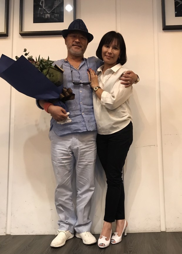 61歲班鐵翔「老婆長相曝光」被狂讚好美！補辦婚禮送上「2.2克拉婚戒+千萬珠寶」：我愧對妻子