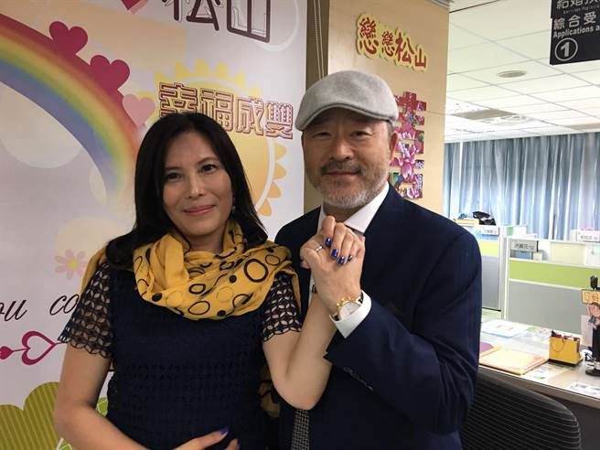 61歲班鐵翔「老婆長相曝光」被狂讚好美！補辦婚禮送上「2.2克拉婚戒+千萬珠寶」：我愧對妻子