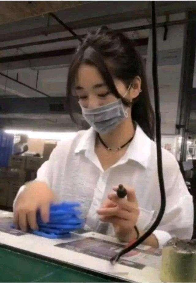 抖音「最美打工妹」只露上半臉爆紅！拗不過粉絲要求「直播中首度摘下口罩」網驚：實在母湯