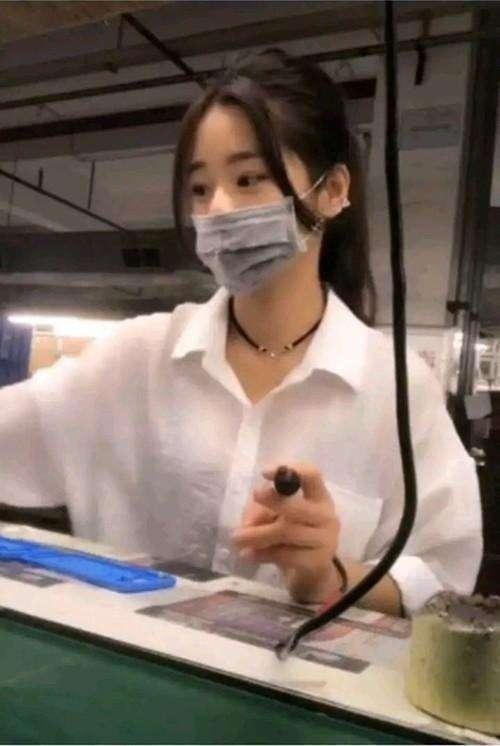 抖音「最美打工妹」只露上半臉爆紅！拗不過粉絲要求「直播中首度摘下口罩」網驚：實在母湯