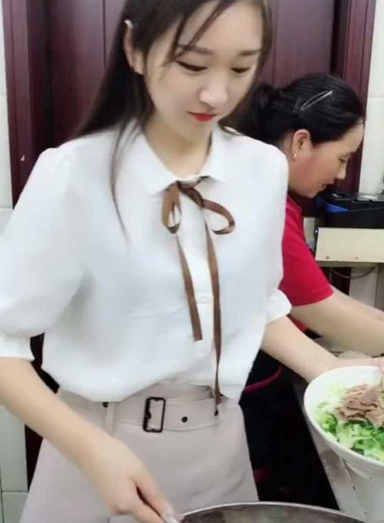 超正「牛肉麵西施」溫柔煮麵爆紅！　網友到場朝聖「本尊一端麵出場」看傻：差點認不出來