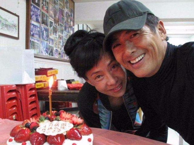 發嫂「長相普通，不曾生過一兒半女」　周潤發為何​​能寵愛她30多年不變心？