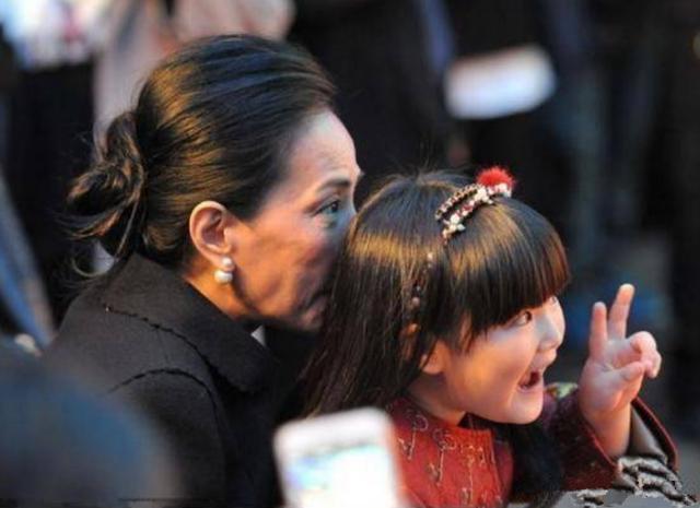 發嫂「長相普通，不曾生過一兒半女」　周潤發為何​​能寵愛她30多年不變心？