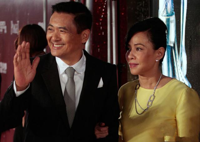 發嫂「長相普通，不曾生過一兒半女」　周潤發為何​​能寵愛她30多年不變心？