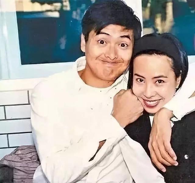 發嫂「長相普通，不曾生過一兒半女」　周潤發為何​​能寵愛她30多年不變心？